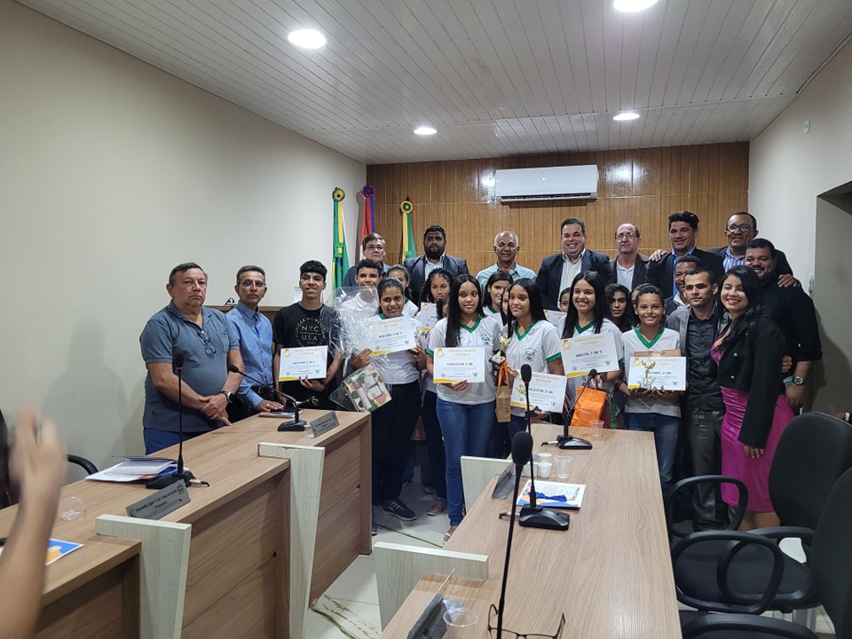 Câmara faz homenagem a Estudantes Destaques do Primeiro Semestre do Colégio Municipal Napoleão Rodrigues da Silva em Sessão Especial.