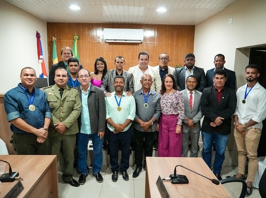 Câmara homenageia autoridades e servidores municipais Como forma de reconhecimento pelo trabalho realizado em prol do município.