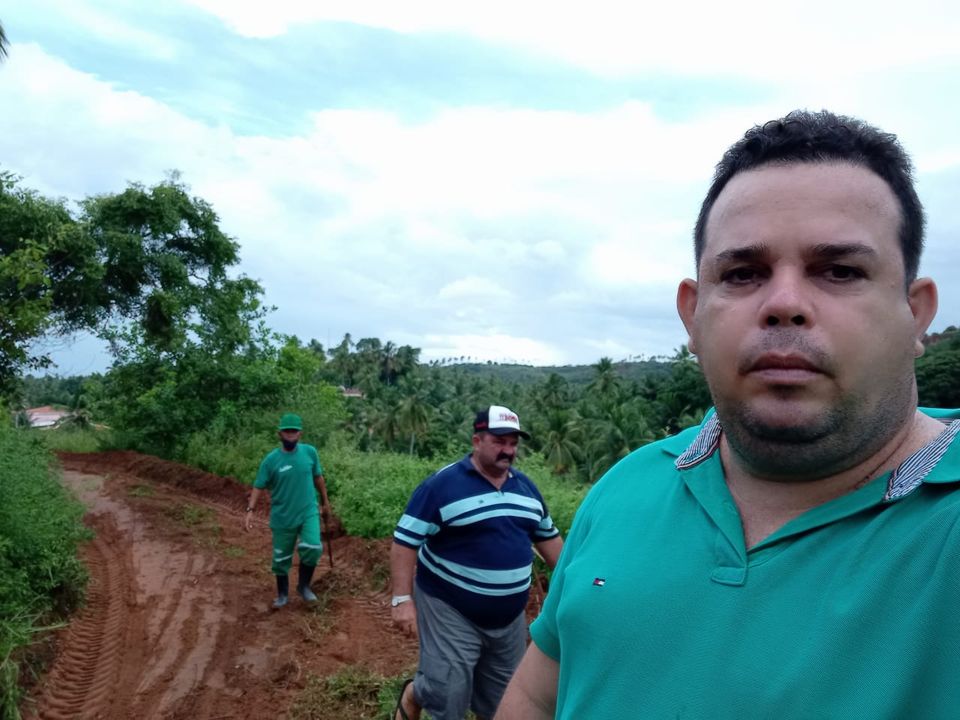 Vereador Rooselvet Rodrigues - PP acompanha trabalhos de estradas e abertura de novas ruas no Povoado Barreiras.